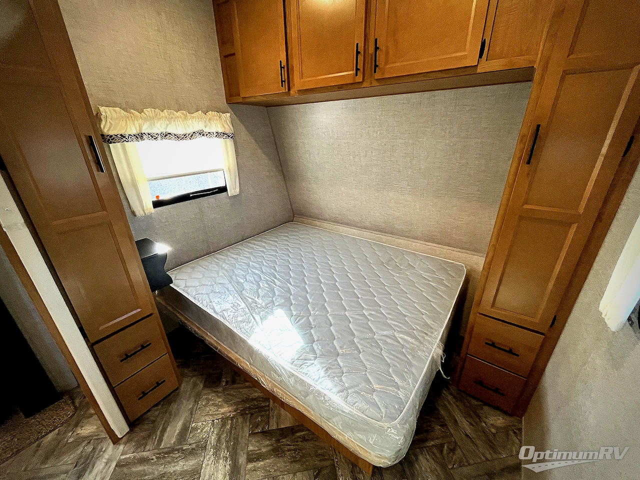 2025 HL Enterprise Hy-Line 38 Premier Photo 7
