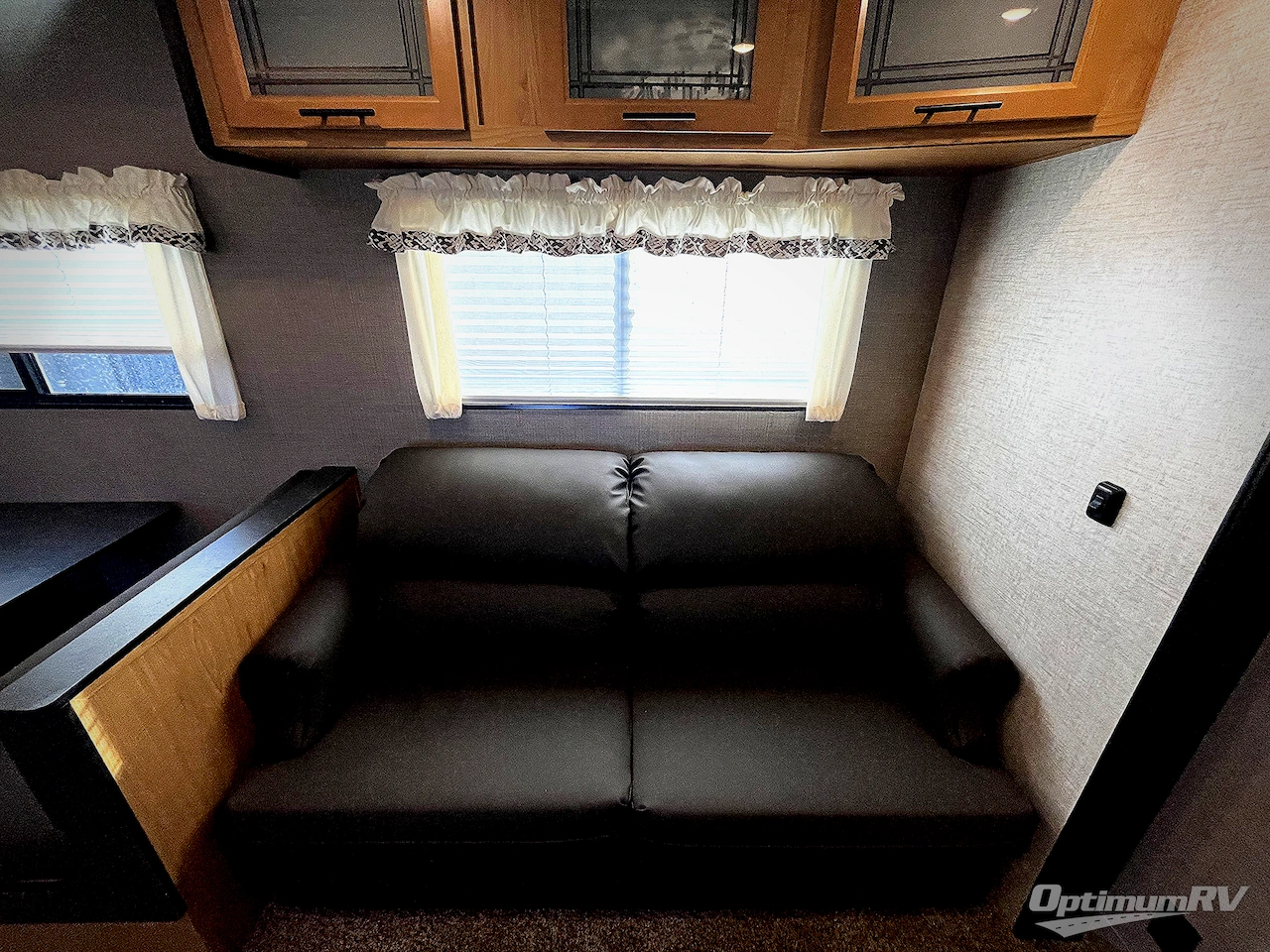 2025 HL Enterprise Hy-Line 38 Premier Photo 8
