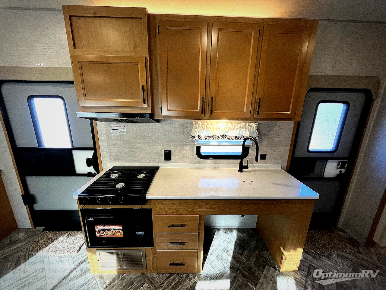 2025 HL Enterprise Hy-Line 38 Premier Photo 10