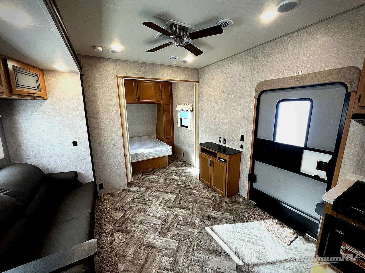 2025 HL Enterprise Hy-Line 38 Premier Photo 11