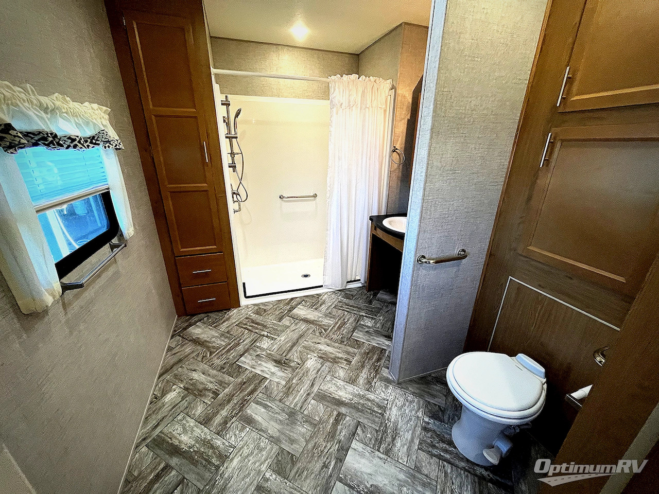 2025 HL Enterprise Hy-Line 38 Premier Photo 17