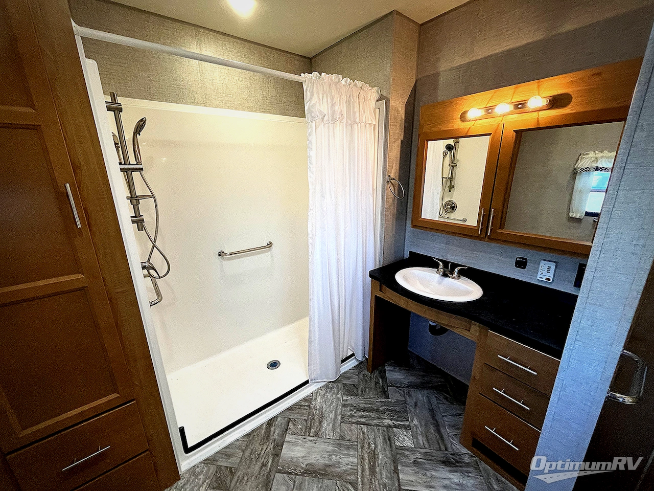 2025 HL Enterprise Hy-Line 38 Premier Photo 19