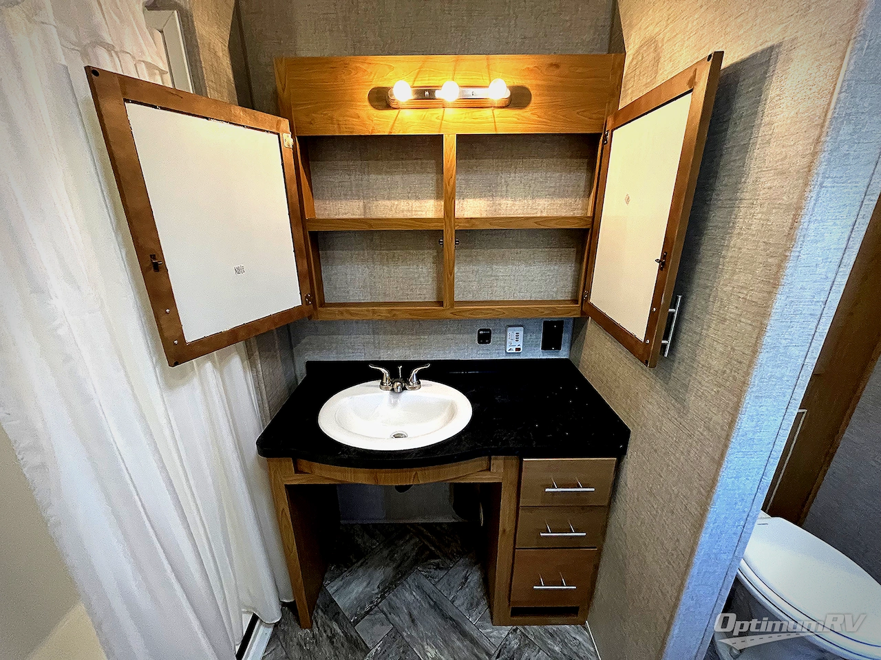 2025 HL Enterprise Hy-Line 38 Premier Photo 20