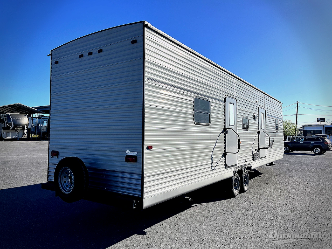 2025 HL Enterprise Hy-Line 38 Premier Photo 2