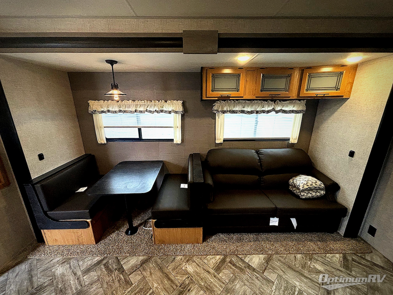 2025 HL Enterprise Hy-Line 38 Premier Photo 6