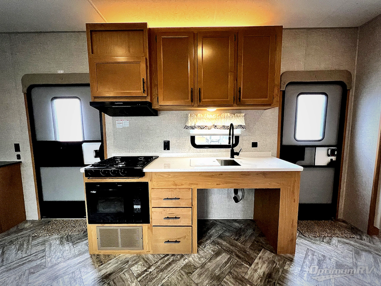 2025 HL Enterprise Hy-Line 38 Premier Photo 10