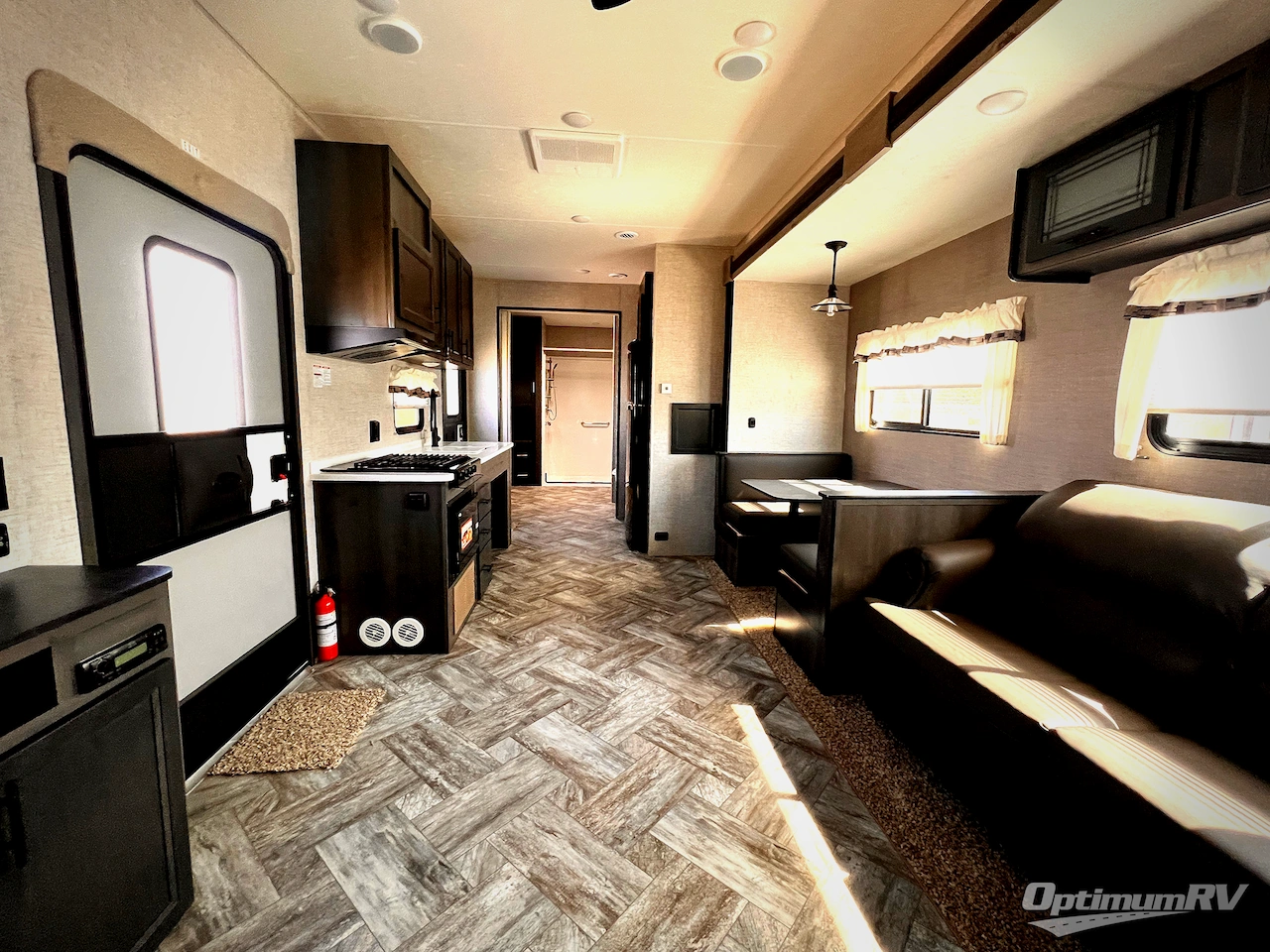 2025 HL Enterprise Hy-Line 38 Premier Photo 5