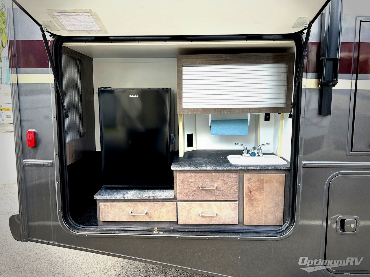 2022 Winnebago Adventurer 29B Photo 19