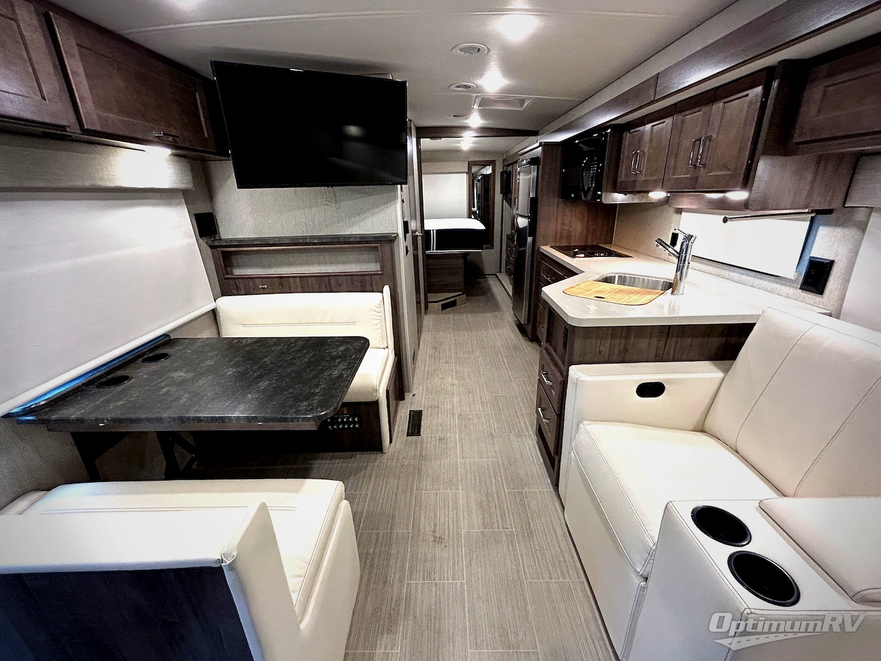 2022 Winnebago Adventurer 29B Photo 4