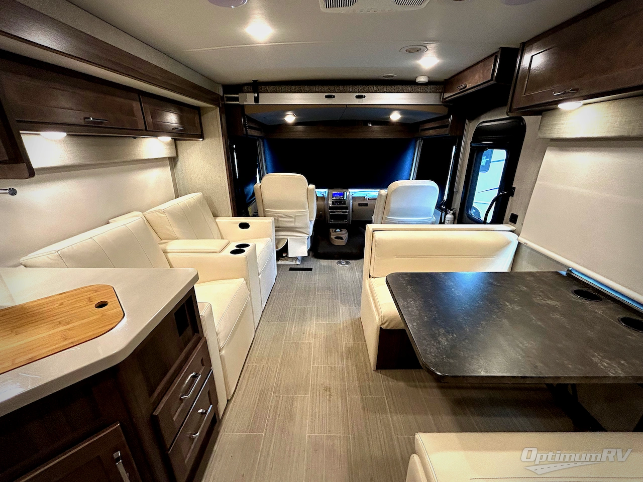 2022 Winnebago Adventurer 29B Photo 5