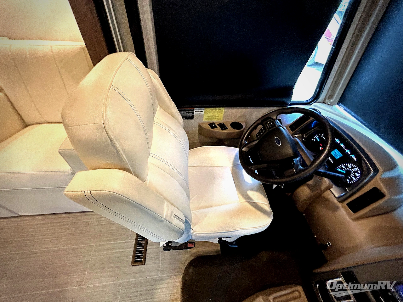 2022 Winnebago Adventurer 29B Photo 7