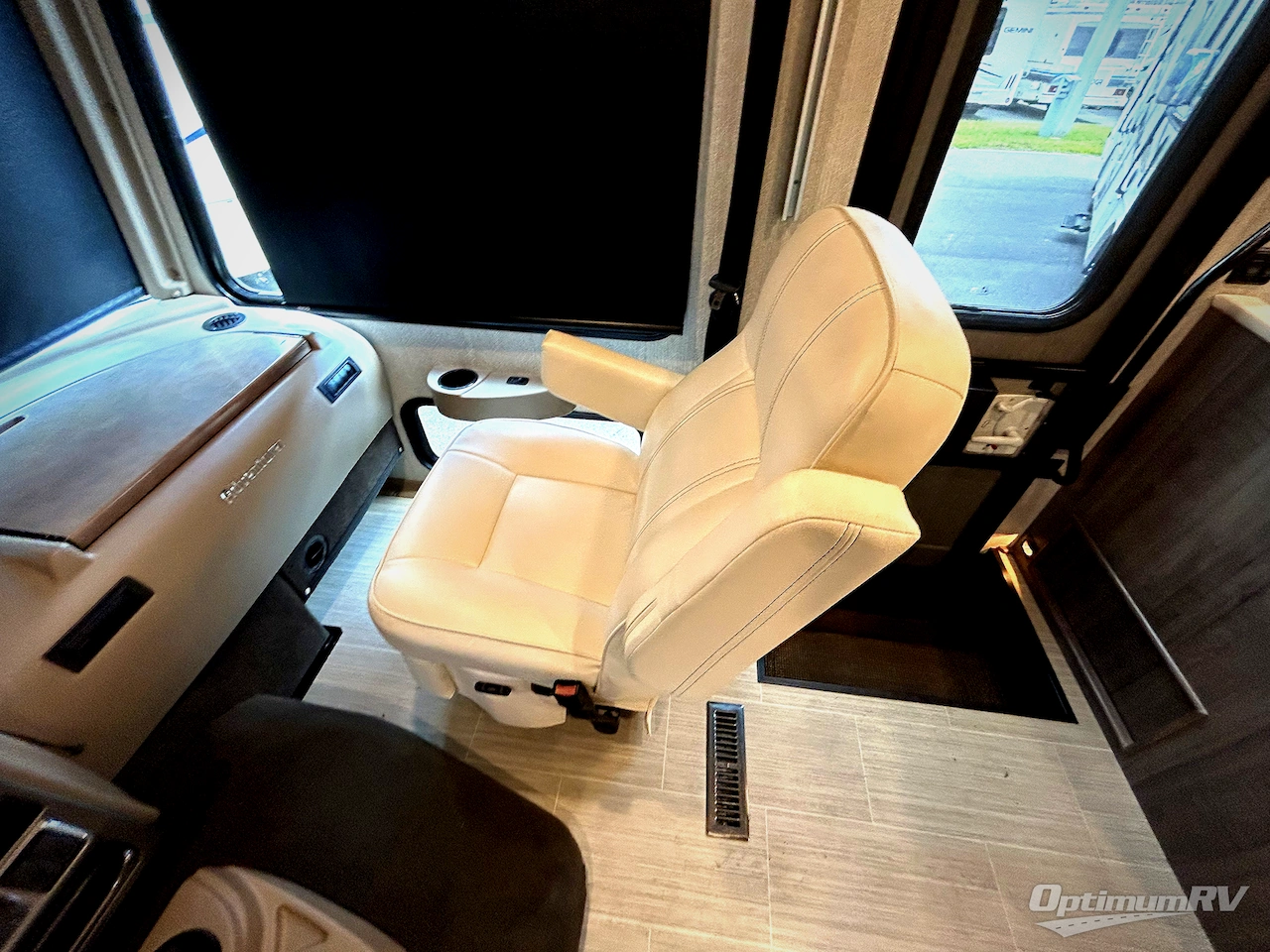 2022 Winnebago Adventurer 29B Photo 9