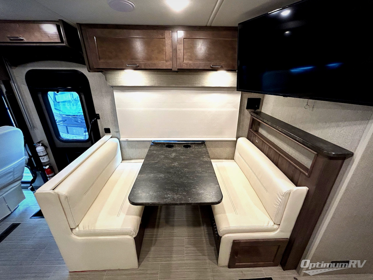 2022 Winnebago Adventurer 29B Photo 10