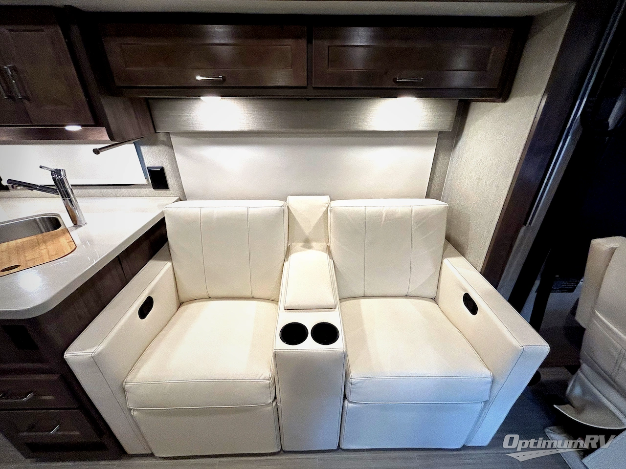 2022 Winnebago Adventurer 29B Photo 12