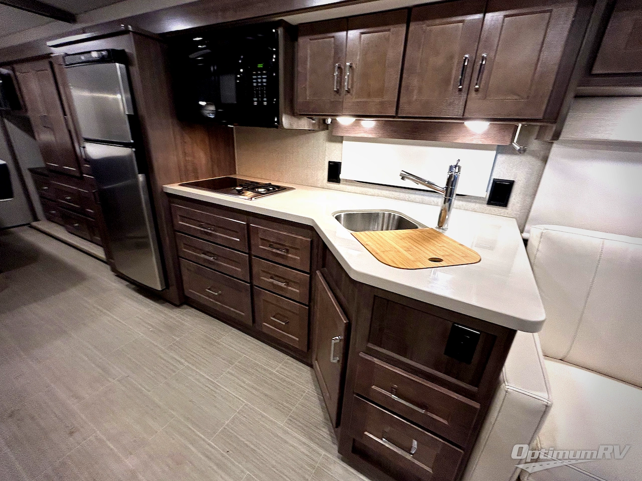 2022 Winnebago Adventurer 29B Photo 13