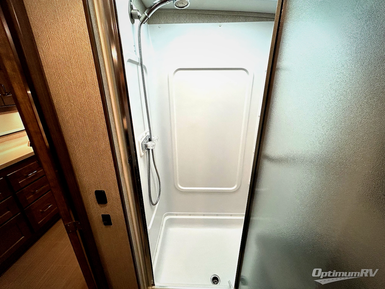 2022 Winnebago Adventurer 29B Photo 15
