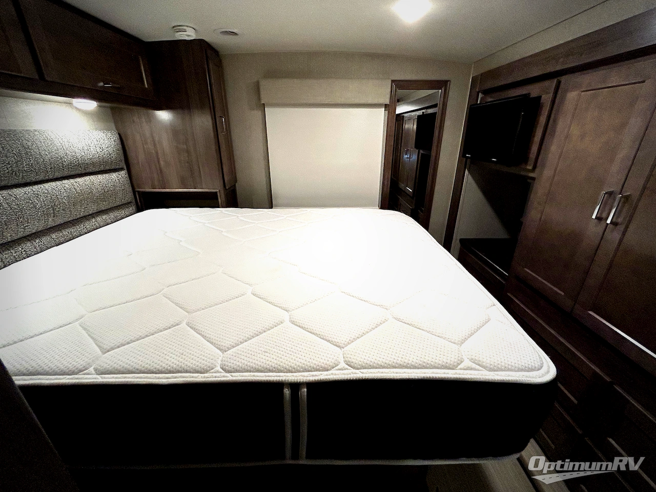 2022 Winnebago Adventurer 29B Photo 16