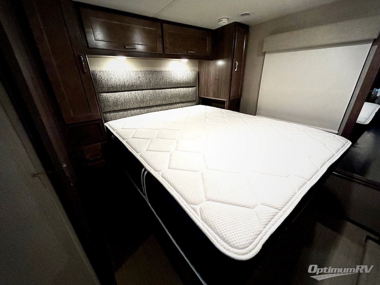 2022 Winnebago Adventurer 29B Photo 17