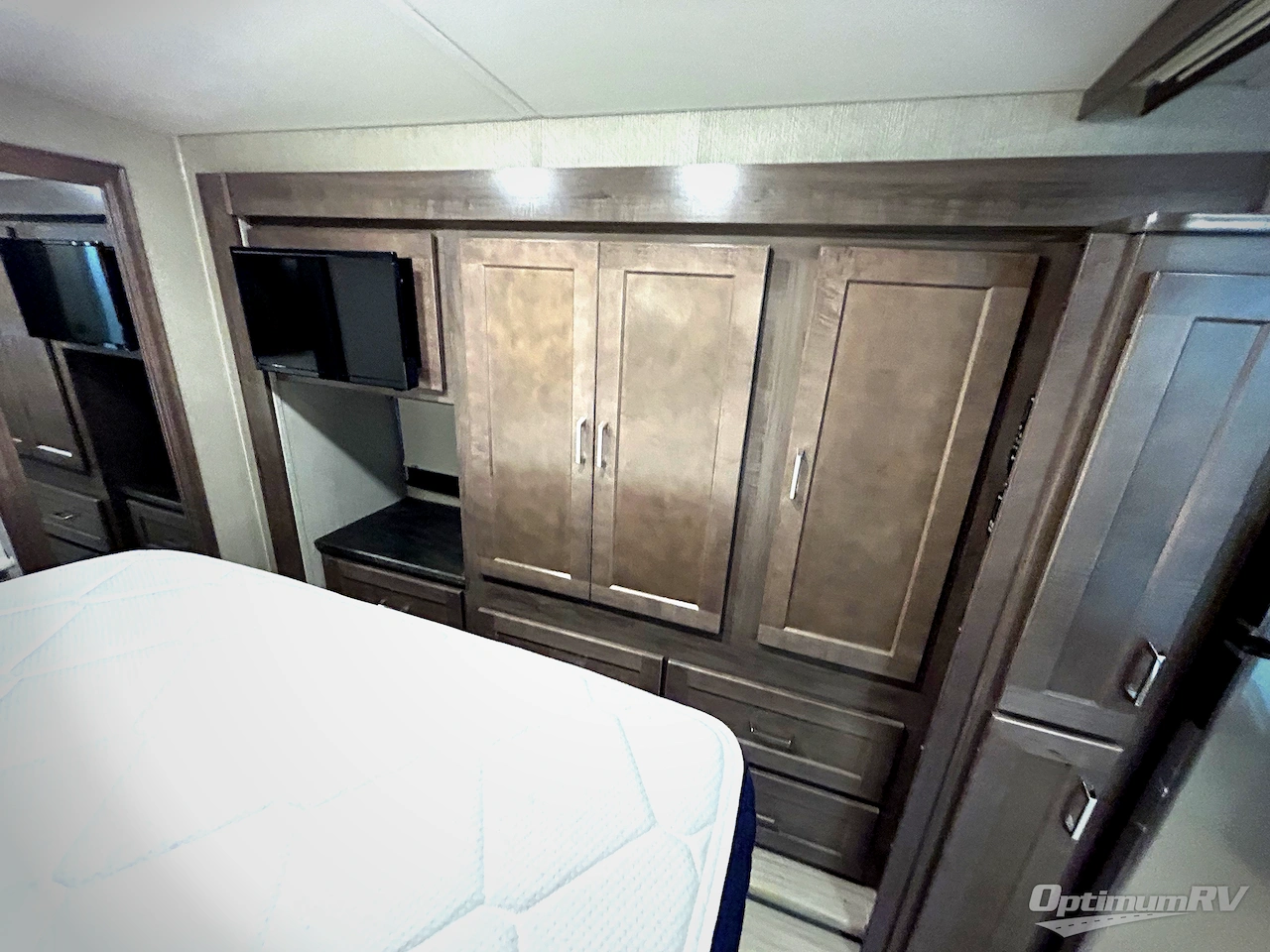 2022 Winnebago Adventurer 29B Photo 18