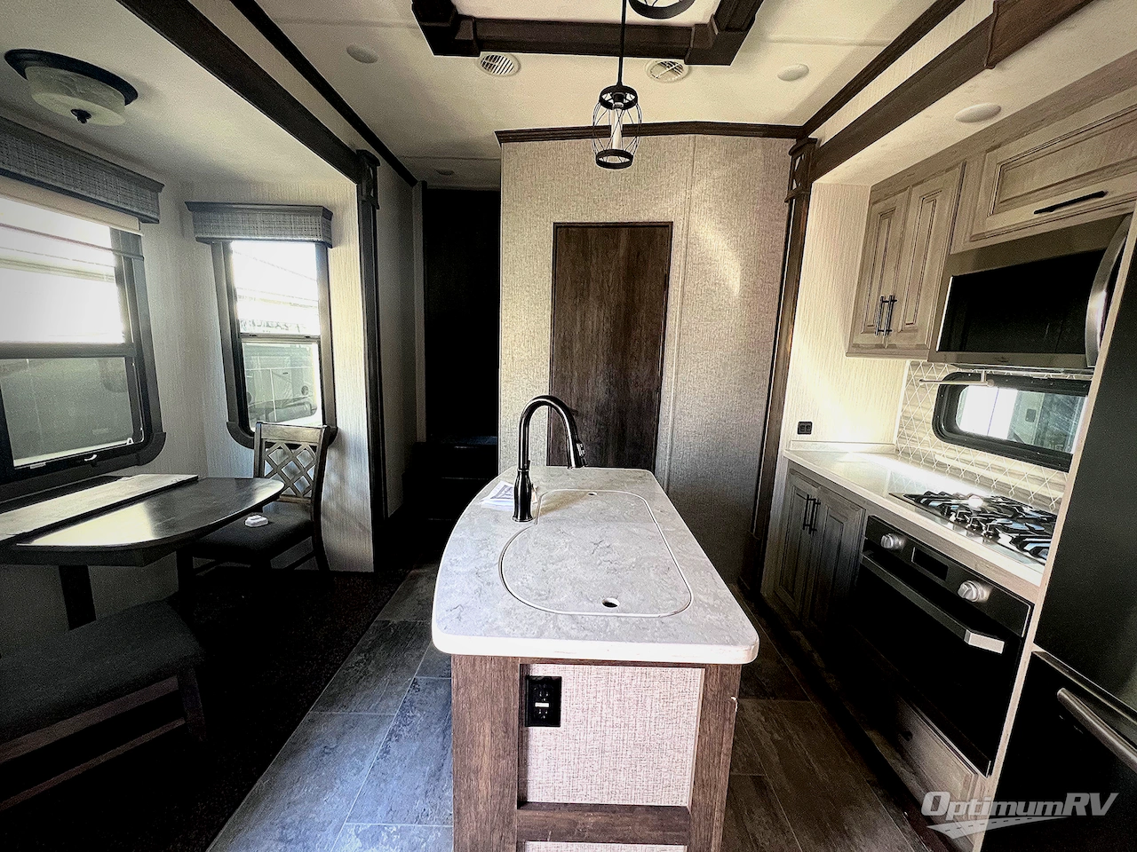 2021 Heartland Bighorn M-3950FL Photo 3