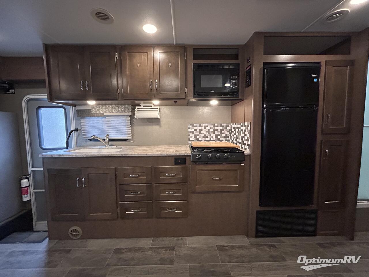 2019 Winnebago Outlook 31N Photo 11