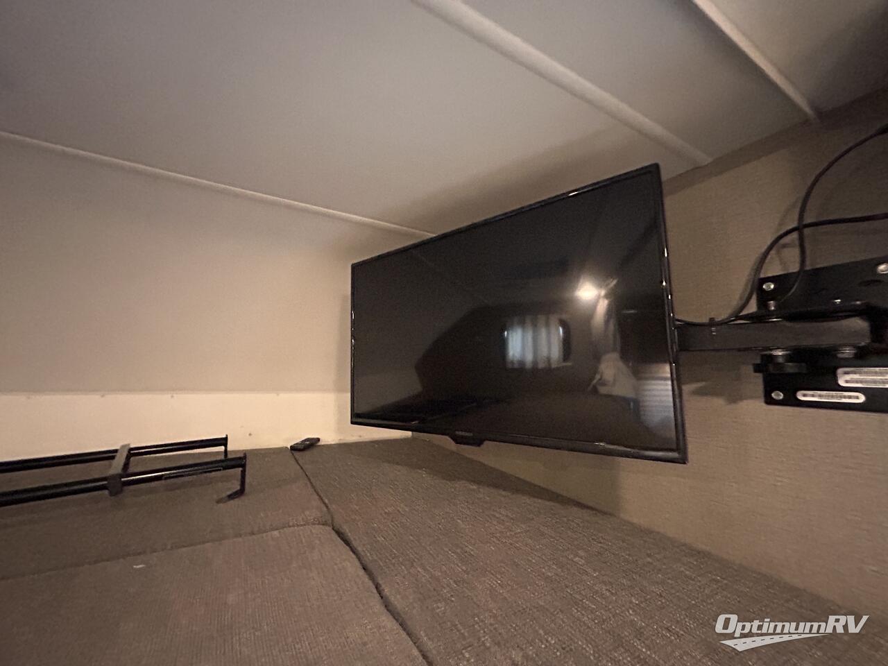 2019 Winnebago Outlook 31N Photo 8