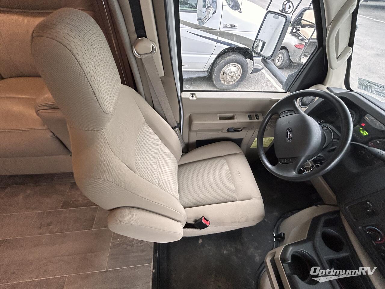 2019 Winnebago Outlook 31N Photo 4