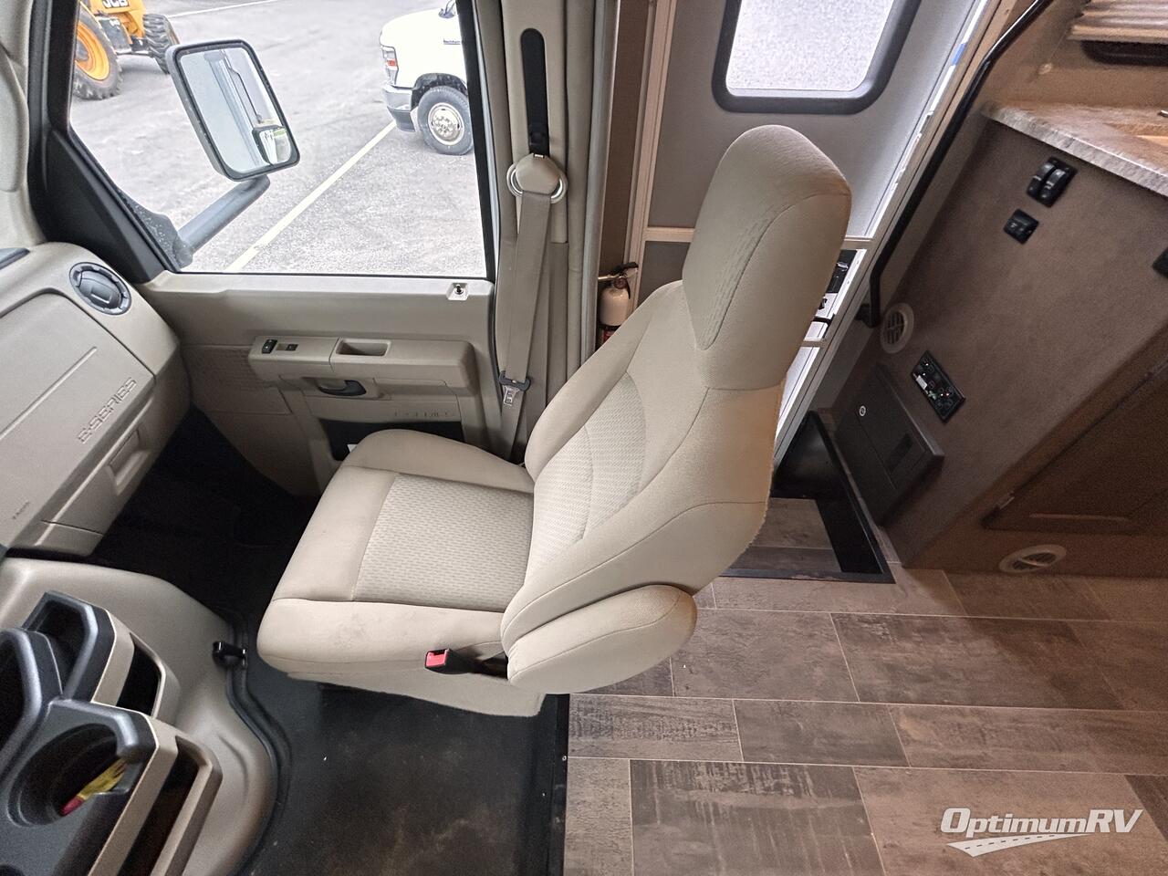2019 Winnebago Outlook 31N Photo 5
