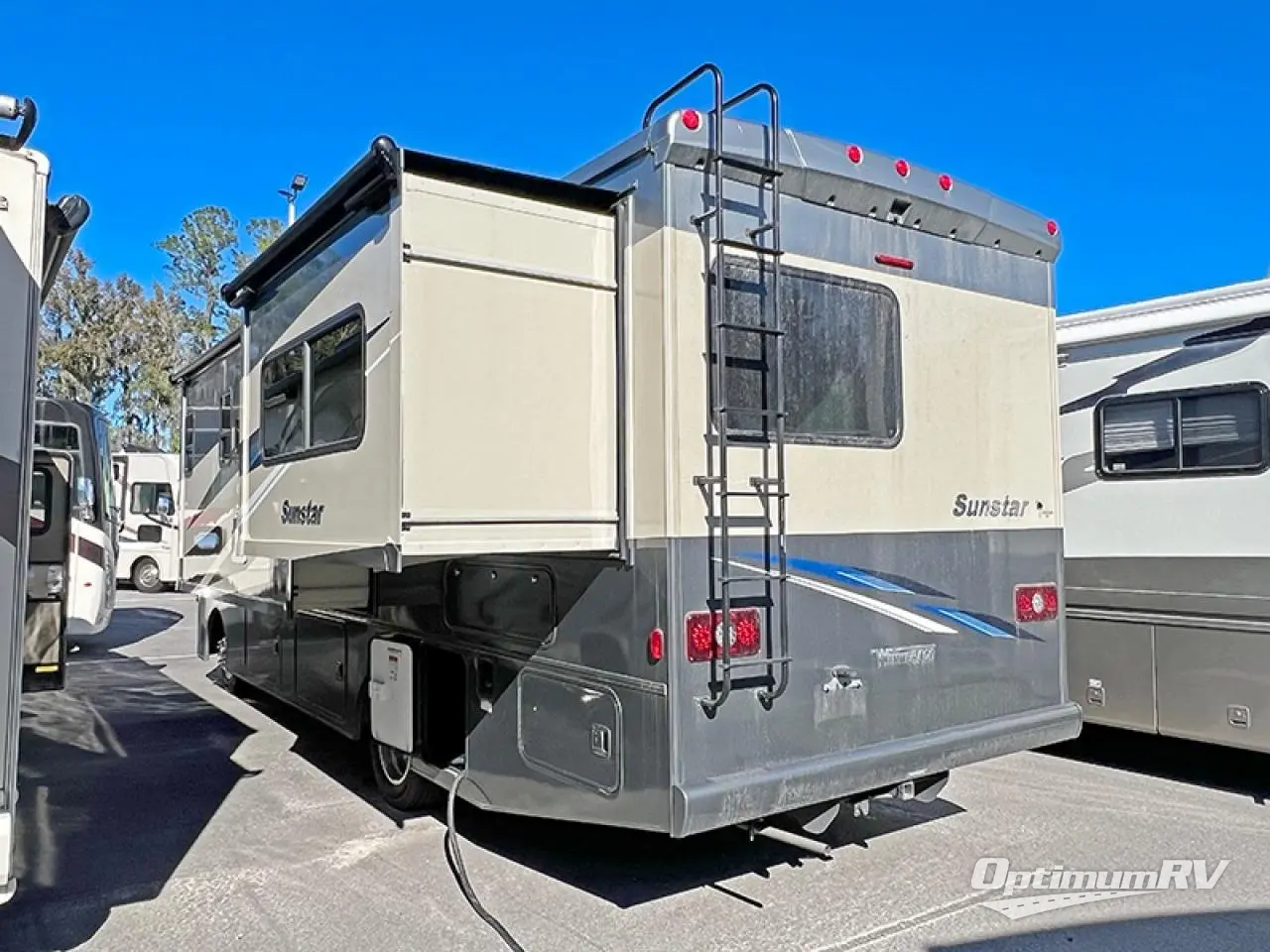 2022 Winnebago Sunstar 27P Photo 3