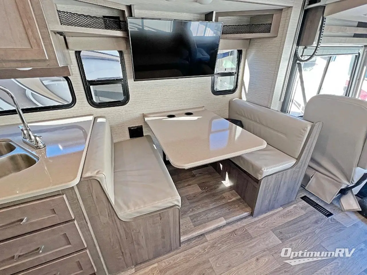 2022 Winnebago Sunstar 27P Photo 7