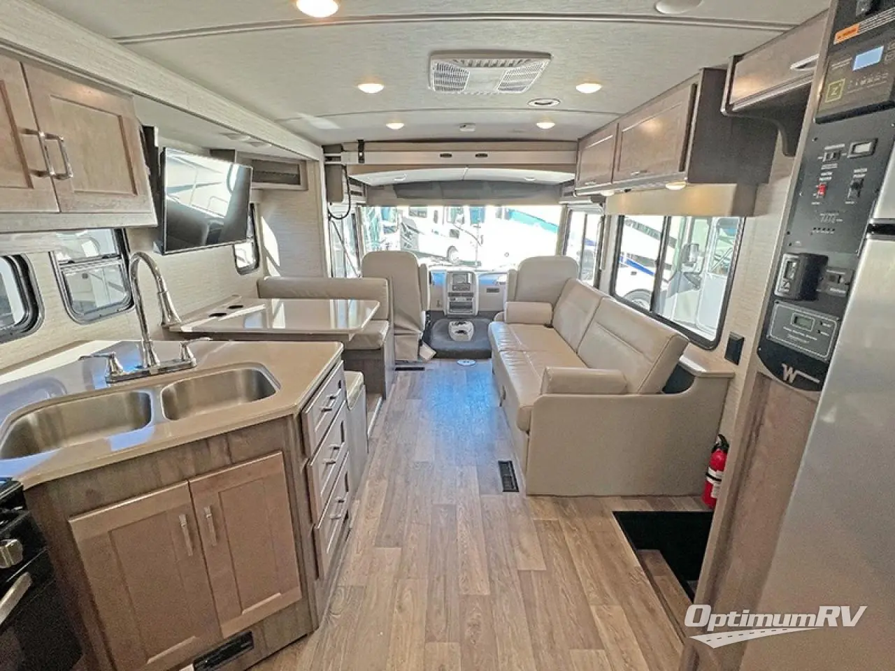 2022 Winnebago Sunstar 27P Photo 8