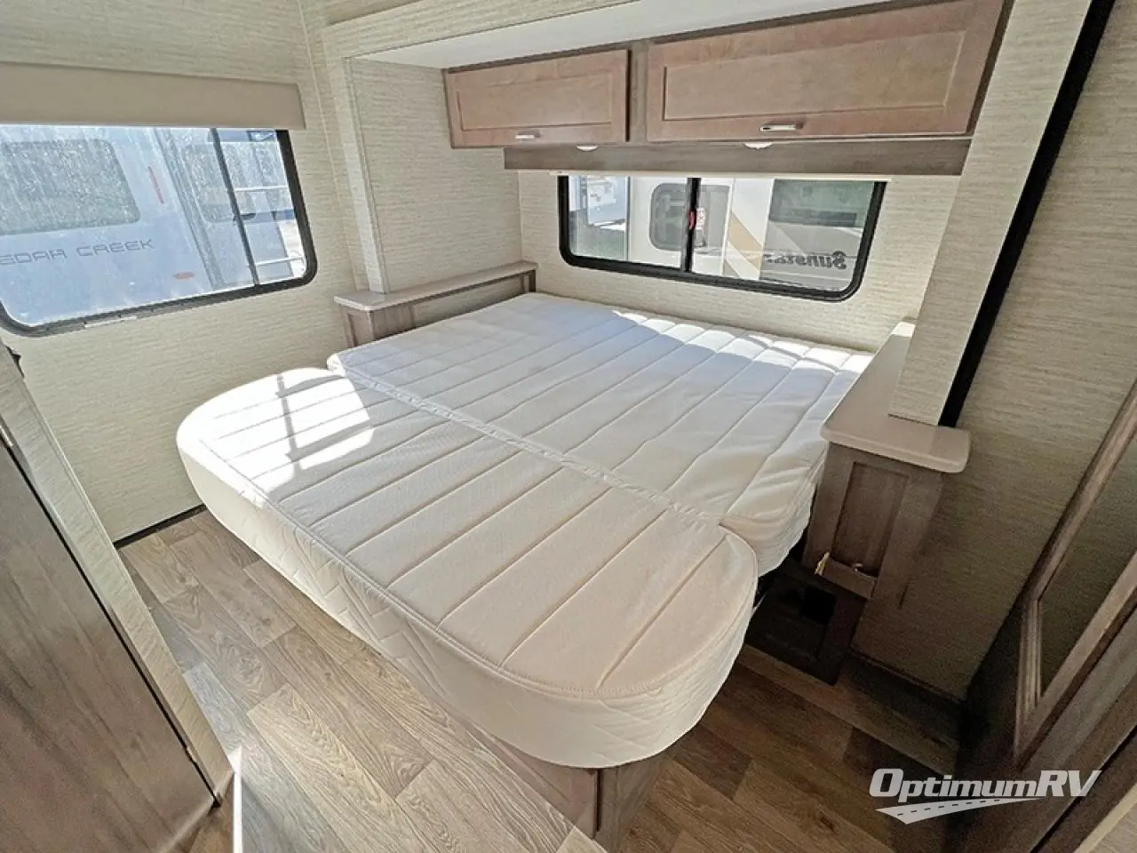 2022 Winnebago Sunstar 27P Photo 13