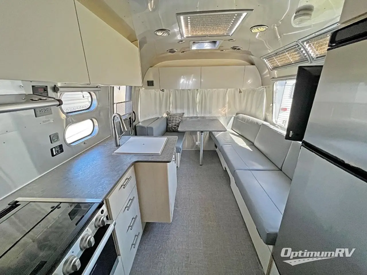 2023 Airstream Flying Cloud 27FB Twin Photo 5