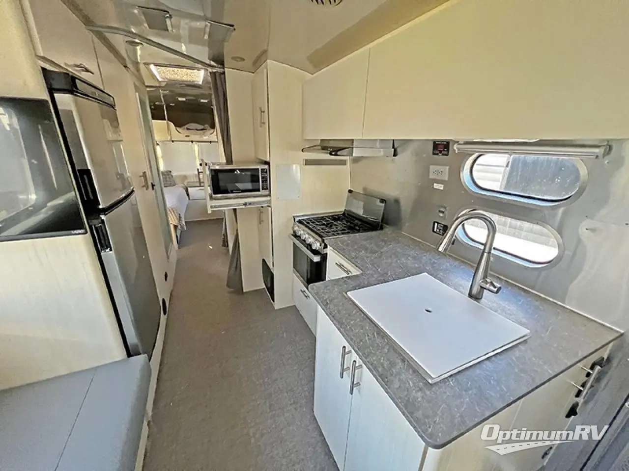 2023 Airstream Flying Cloud 27FB Twin Photo 6