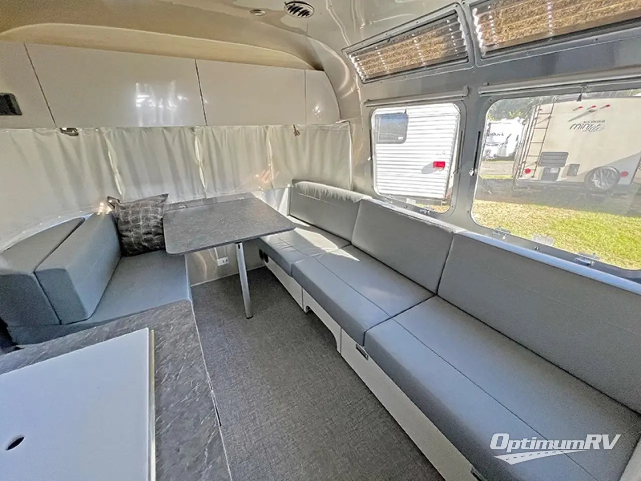 2023 Airstream Flying Cloud 27FB Twin Photo 7