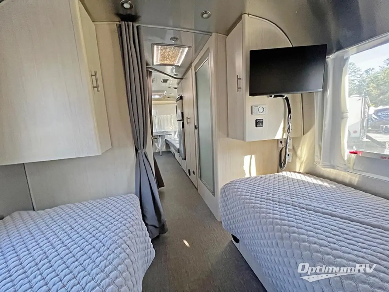 2023 Airstream Flying Cloud 27FB Twin Photo 11