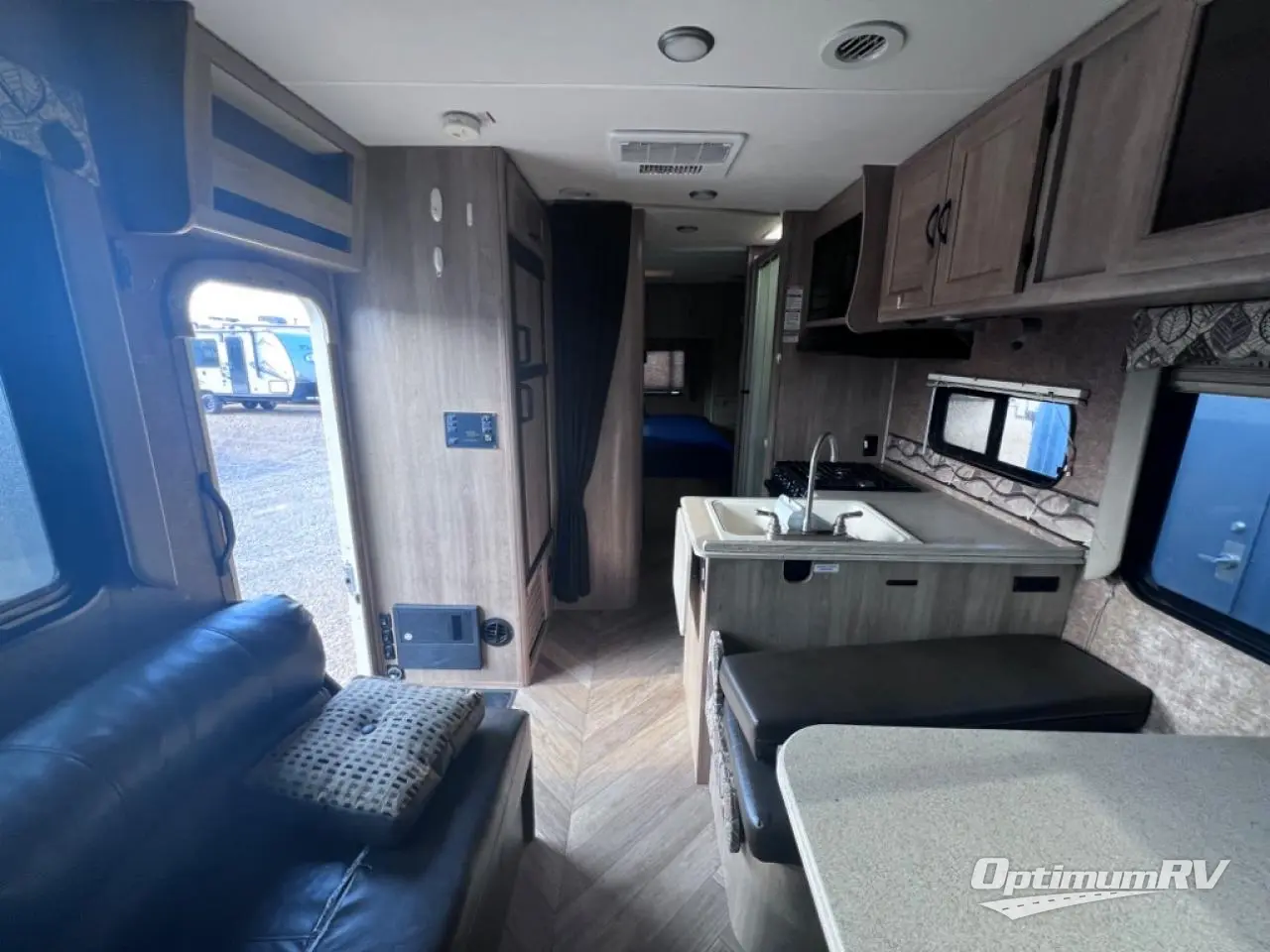 2016 Coachmen Freelander 27QB Ford 350 Photo 6