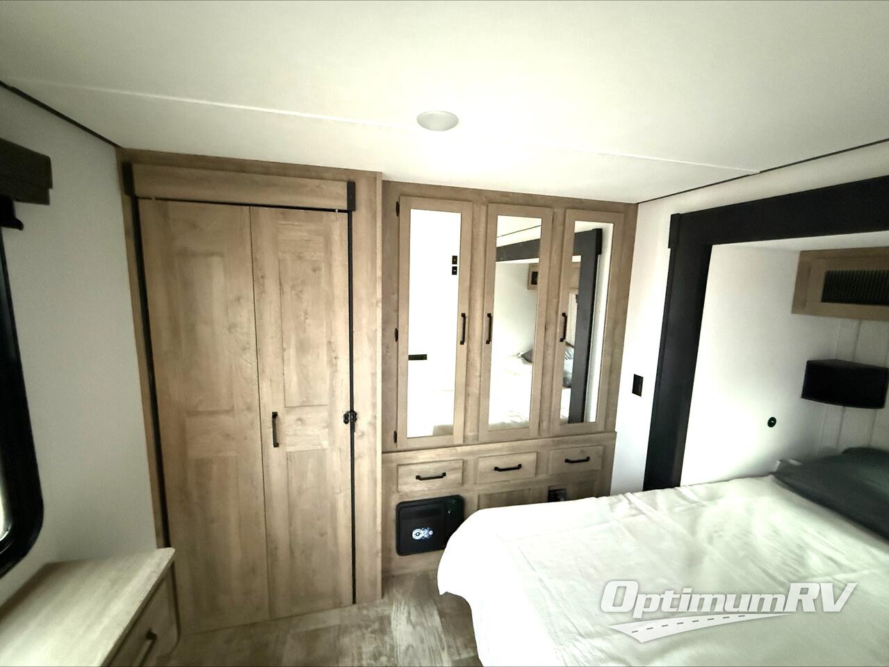 2025 Palomino Puma Destination 402LFT Photo 17