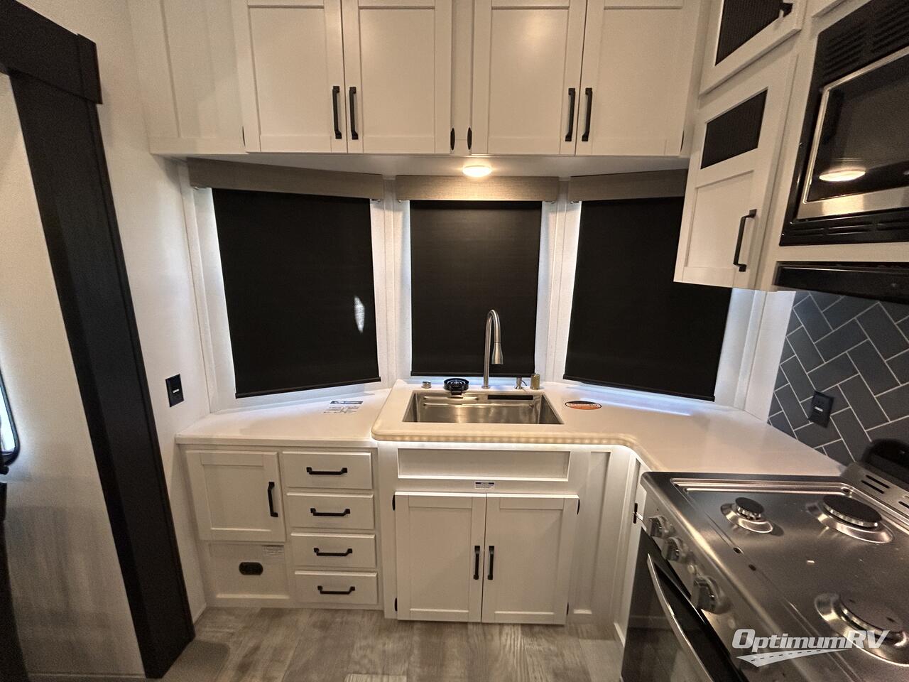 2025 Palomino Puma Destination 403LFT Photo 5