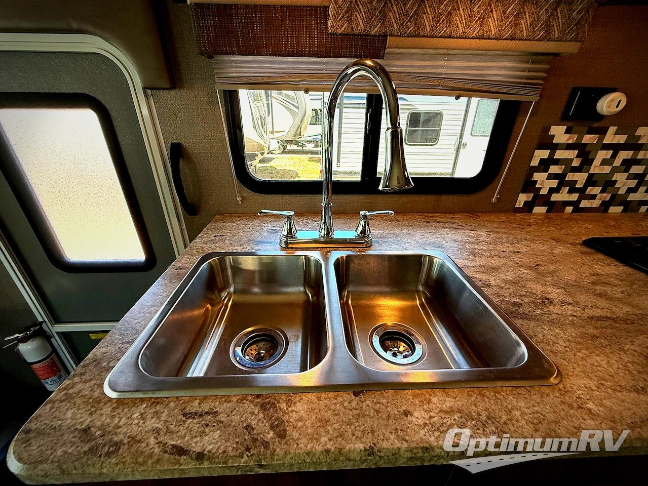 2018 Winnebago Intent 26M Photo 8