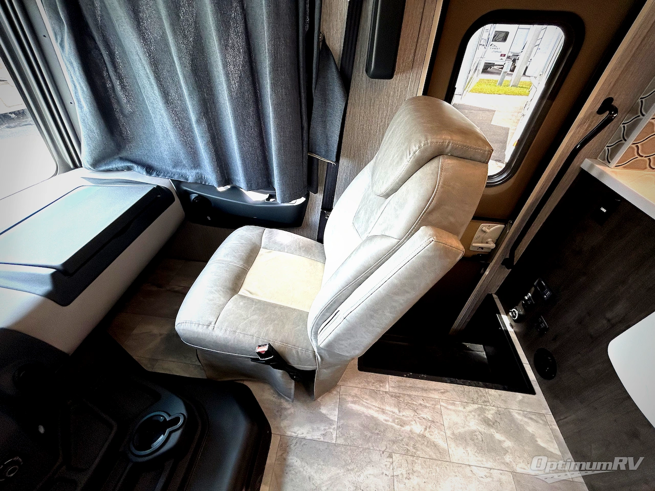2023 Coachmen Encore 325SS Photo 9