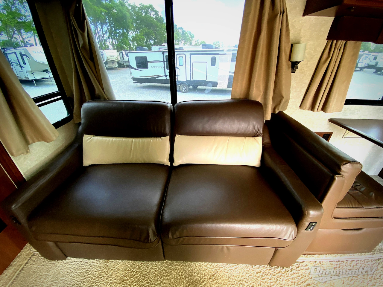 2007 Winnebago Adventurer 38T Photo 9