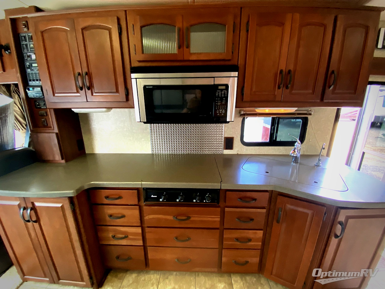2007 Winnebago Adventurer 38T Photo 11