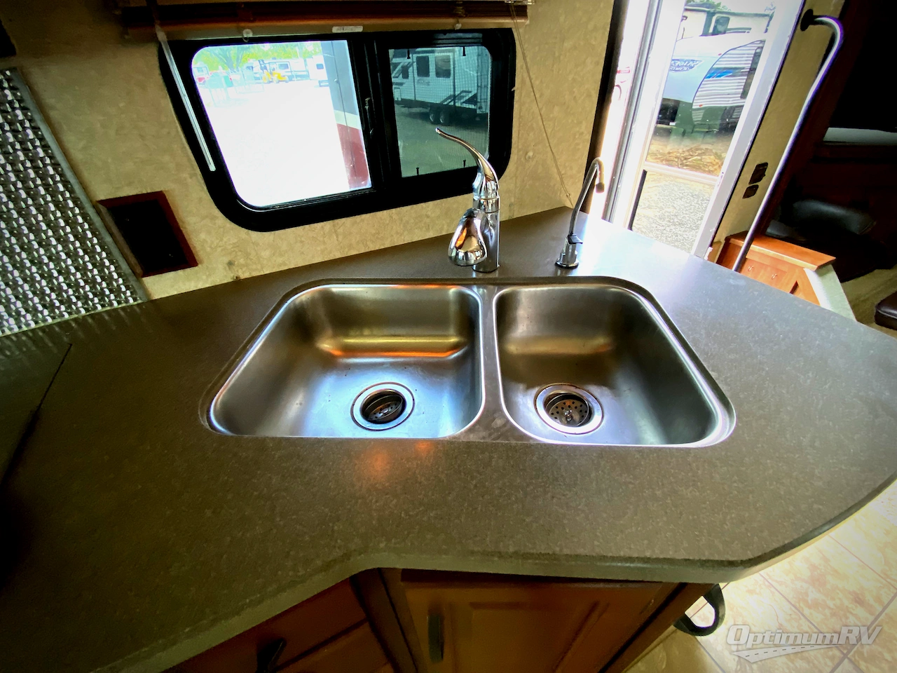 2007 Winnebago Adventurer 38T Photo 12