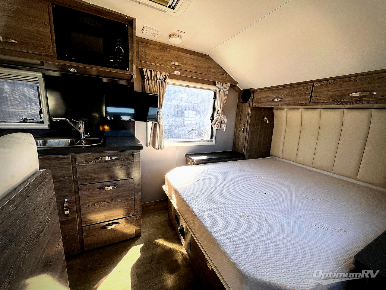 2022 Black Series Camper HQ Series HQ19 Photo 5
