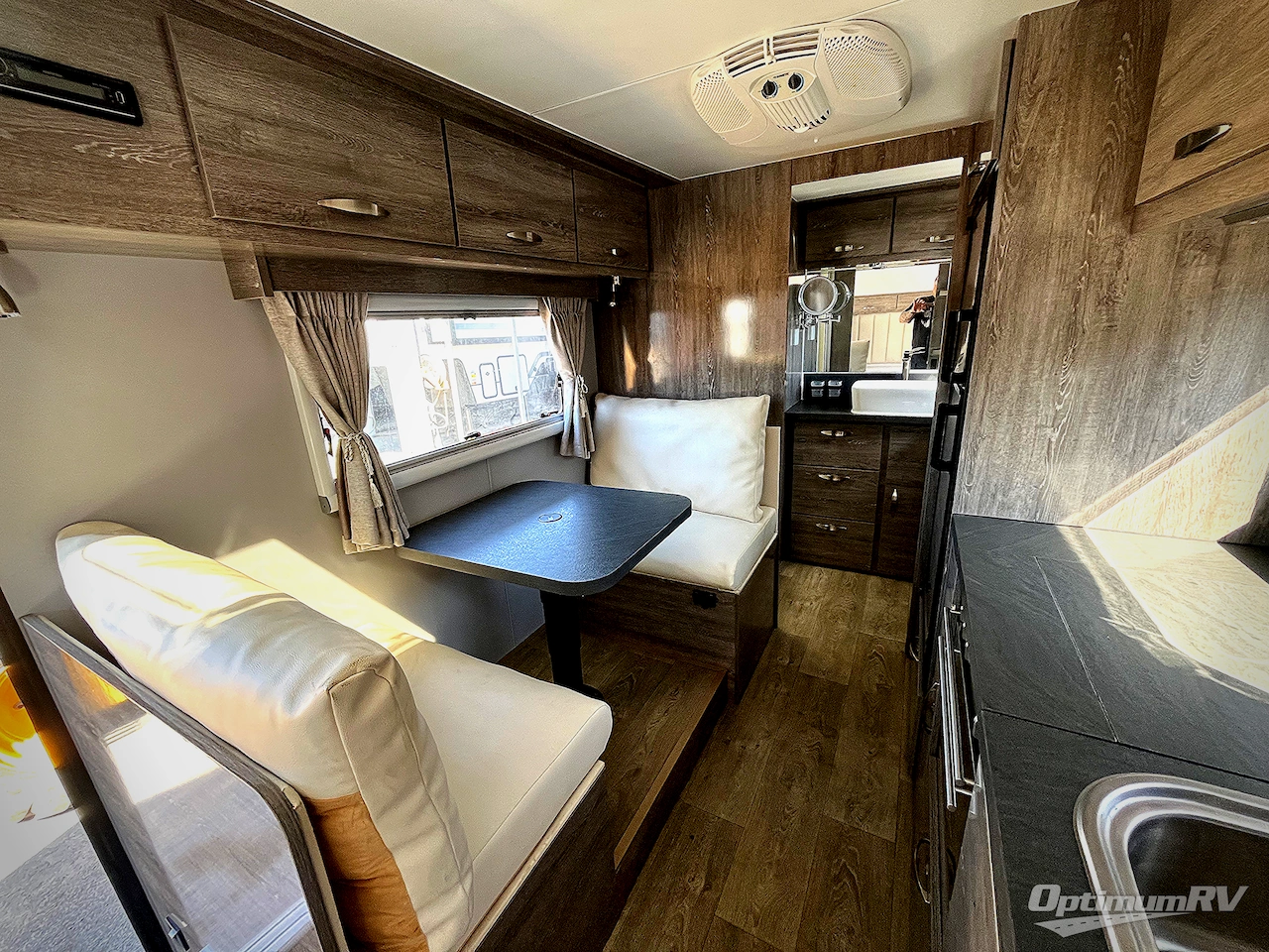 2022 Black Series Camper HQ Series HQ19 Photo 7