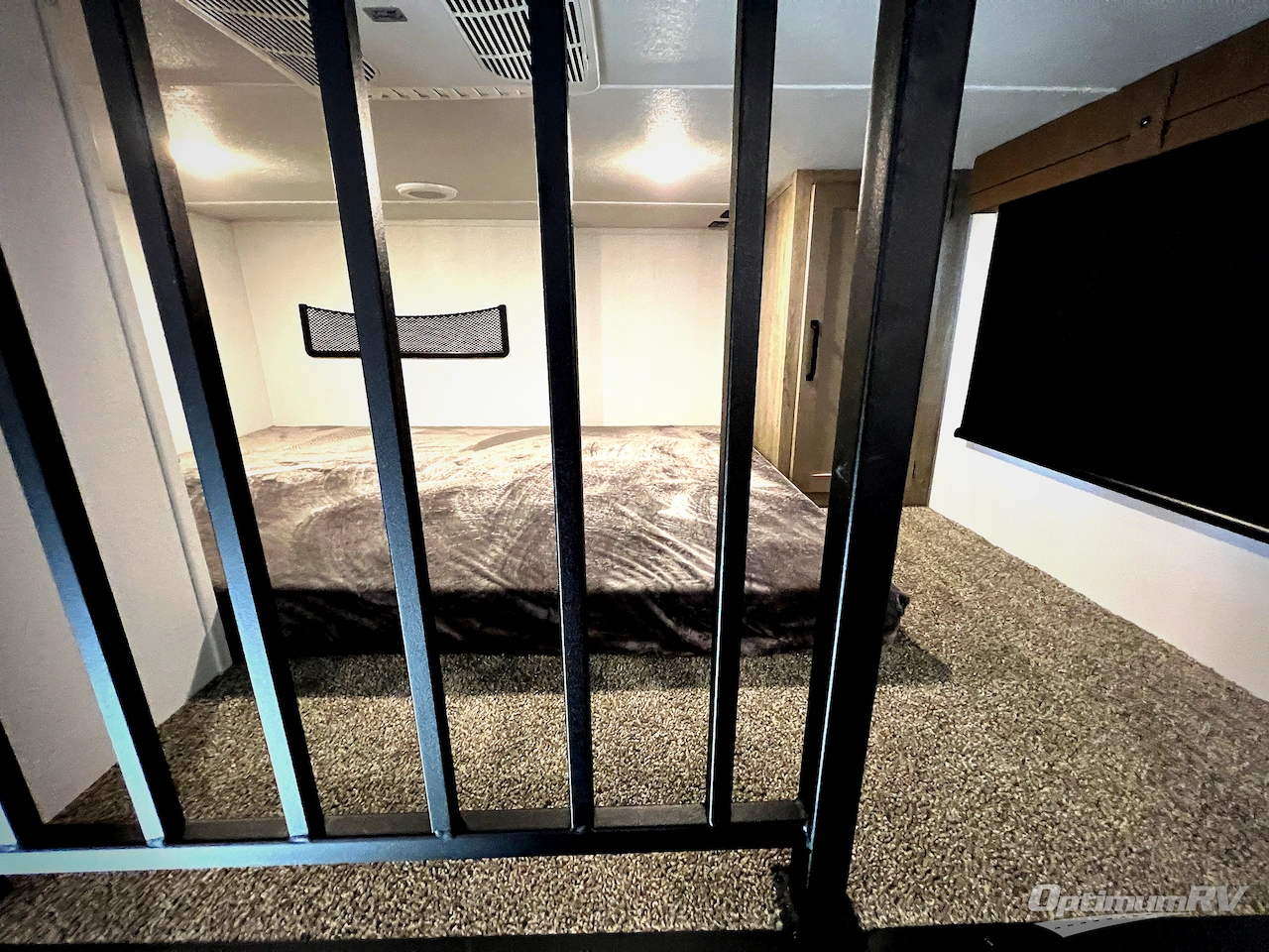 2025 Palomino Puma Destination 420LFT Photo 6