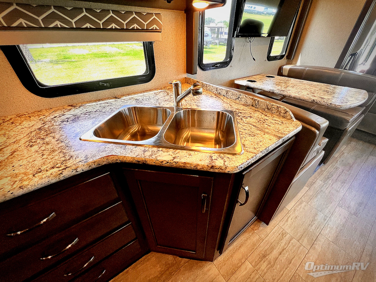 2019 Thor Freedom Traveler A30 Photo 11