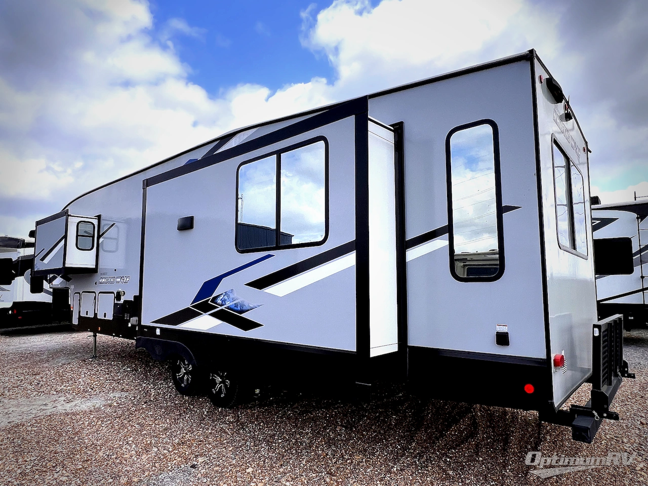 2023 Forest River Cherokee Arctic Wolf Suite 3550 Photo 3