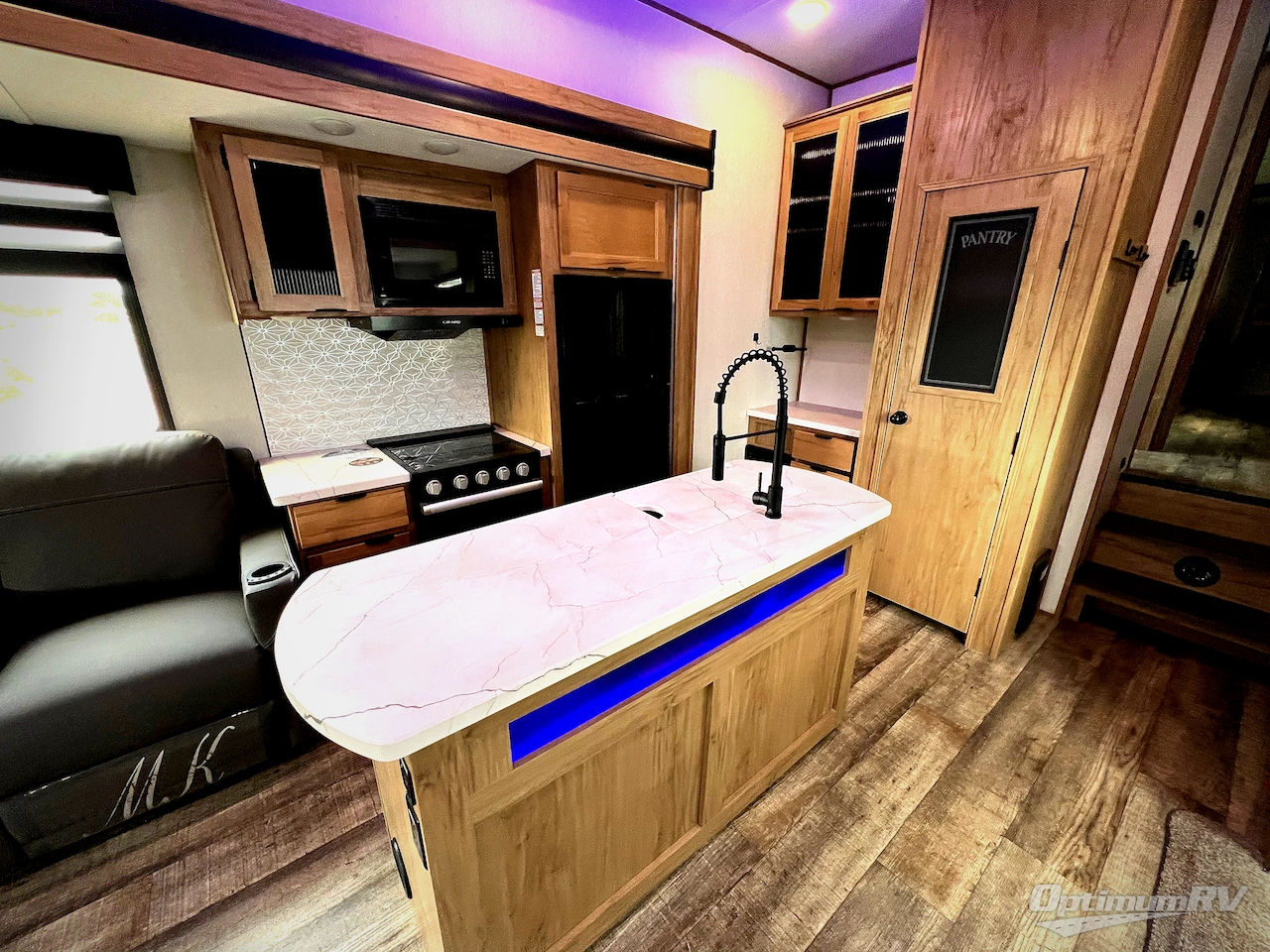 2023 Forest River Cherokee Arctic Wolf Suite 3550 Photo 6